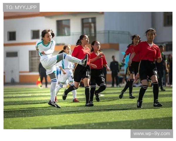 女孩足球精神：激励自信与拼搏，展现坚韧与勇敢的青春力量